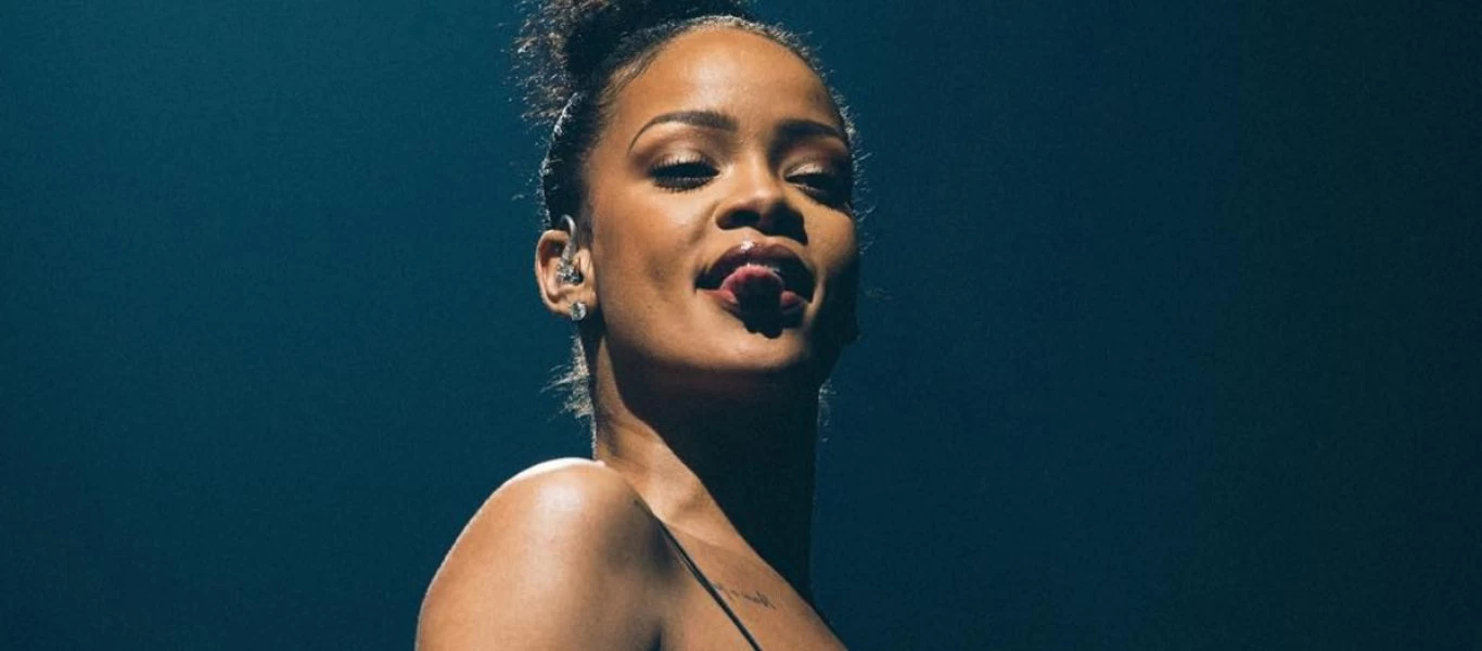 Rihanna: Μας κάνει να ξεχάσουμε τον κορωνοϊό - Ποζάρει με «καuτά» εσώρουχα (φώτο)